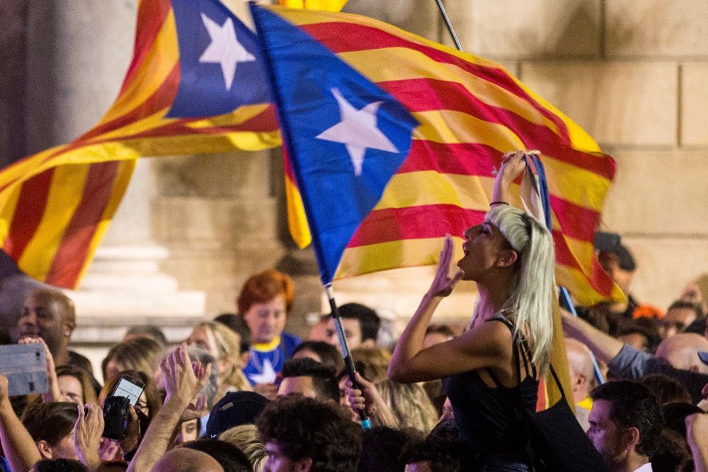 Miles de personas se han concentrado esta tarde en la Plaza de Sant Jaume de Barcelona, ante el Palau de la Generalitat, sede del gobierno catalán, para festejar que el Parlament ha declarado de forma unilateral la independencia de Cataluña.