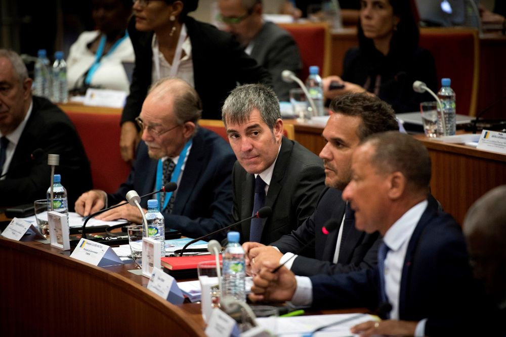 El presidente del Gobierno de Canarias, Fernando Clavijo(c), asiste a la sesión partenarial de la XXII Conferencia de la regiones ultraperiféricas de Europa.
