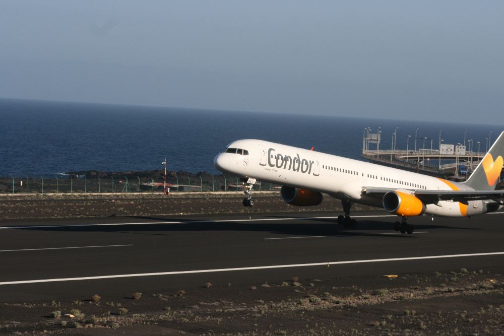 Un avión despegando del aeropuerto de La Palma.