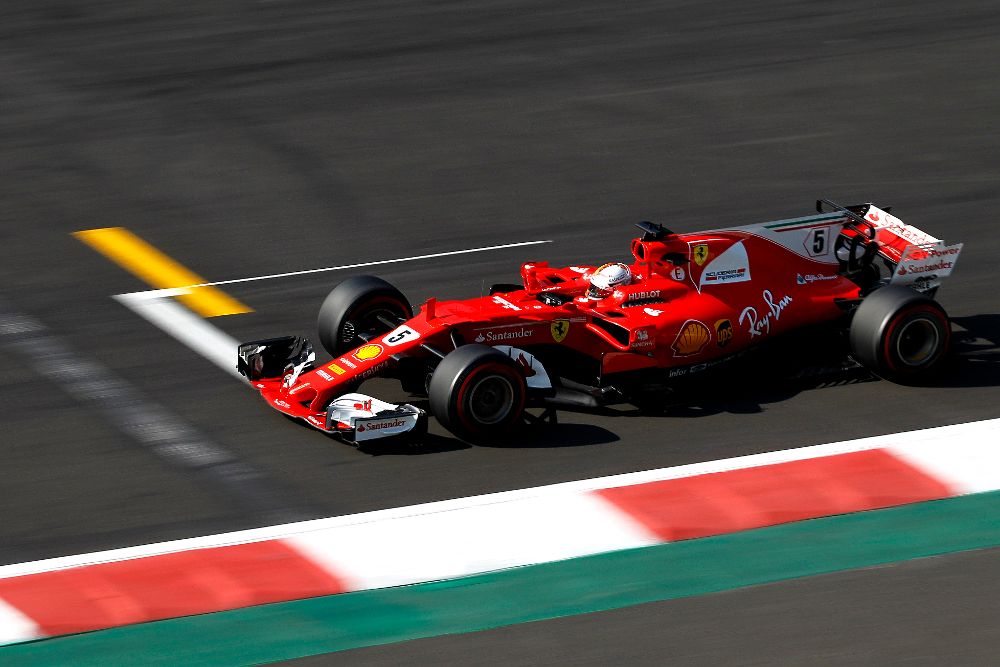 El alemán Sebastian Vettel de Ferrari participa en la tercera sesión de practicas libres del Gran Premio de México de Fórmula Uno hoy, sábado 28 de octubre de 2017, en el Autódromo Hermanos Rodríguez en Ciudad de México (México).