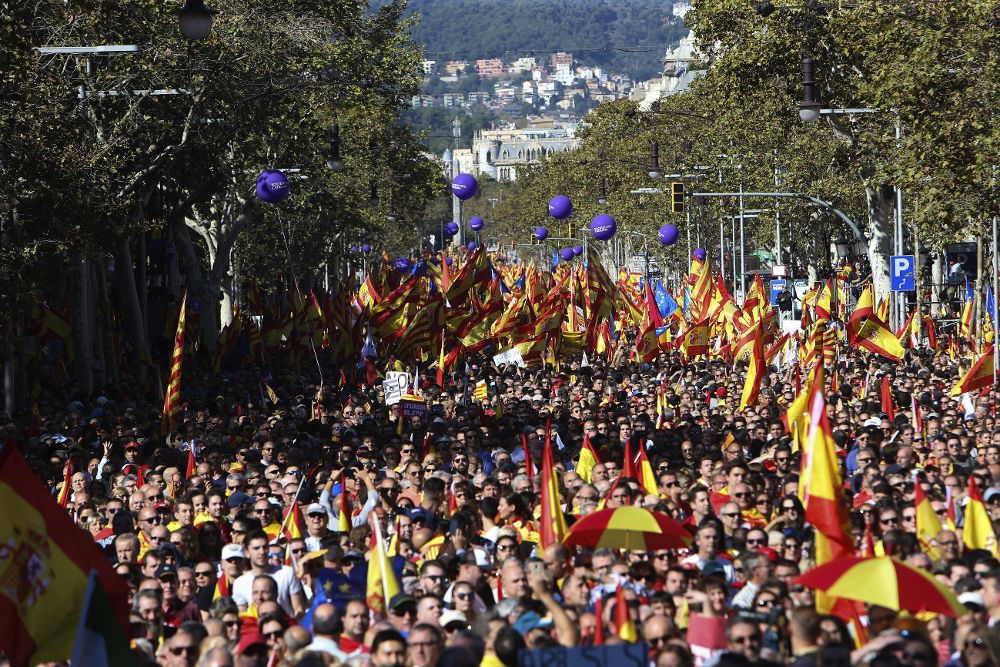Miles de personas se concentran en el Paseo de Gracia de Barcelona, en la manifestación convocada hoy por la entidad Societat Civil Catalana en el centro de la ciudad bajo el lema "Todos somos Cataluña".