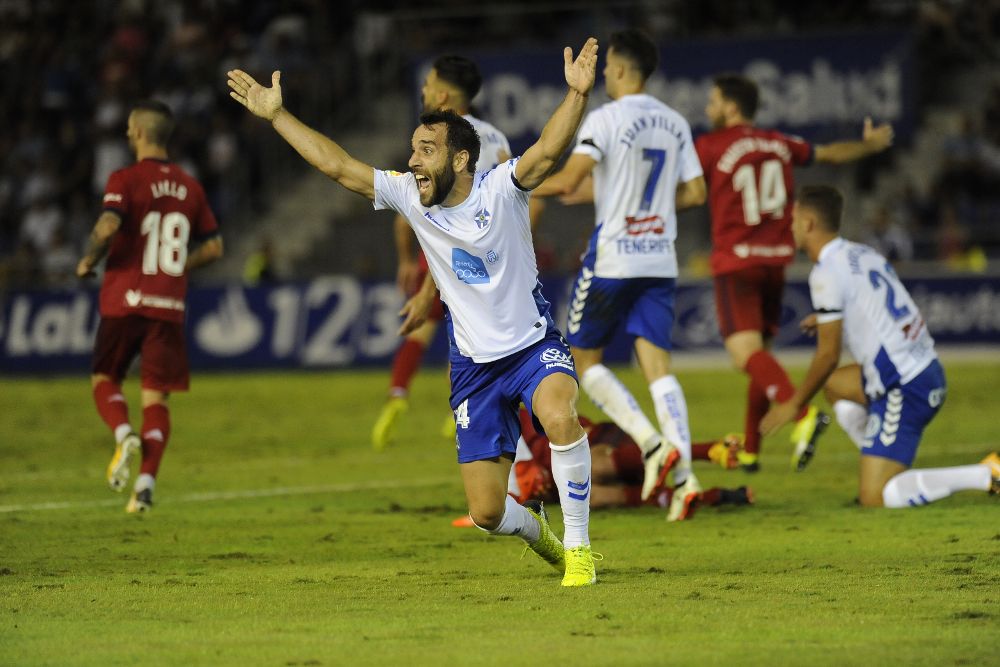 Los jugadores del Tenerife reclaman el penalti, que el árbitro concedió.