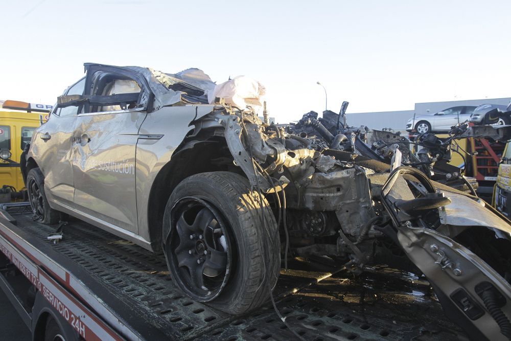 Un joven ha fallecido y una mujer de 25 años ha resultado herida grave al salirse esta madrugada un vehículo en la carretera local SA-300, dentro del término municipal salmantino de Juzbado.