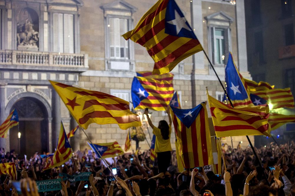 Miles de personas en la plaza de Sant Jaume de Barcelona, ante el Palau de la Generalitat, sede del gobierno catalán, para festejar que el Parlament había declarado de forma unilateral la independencia de Cataluña.