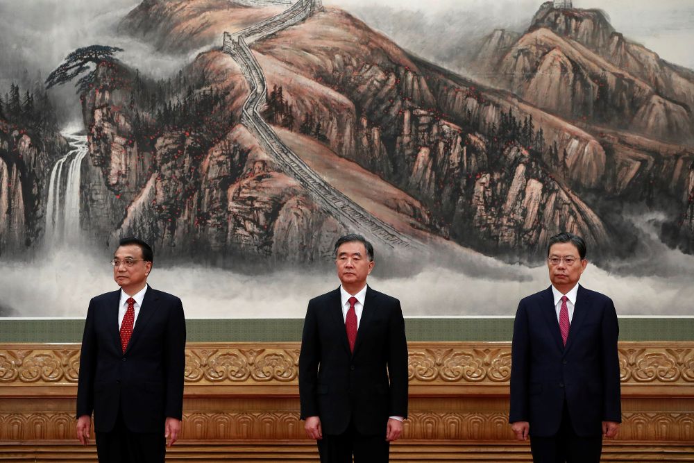 Los miembros del nuevo Comité Central del Partido Comunista Chino (de i a d): Li Keqiang, Wang Yang, y Zhao Leiji.