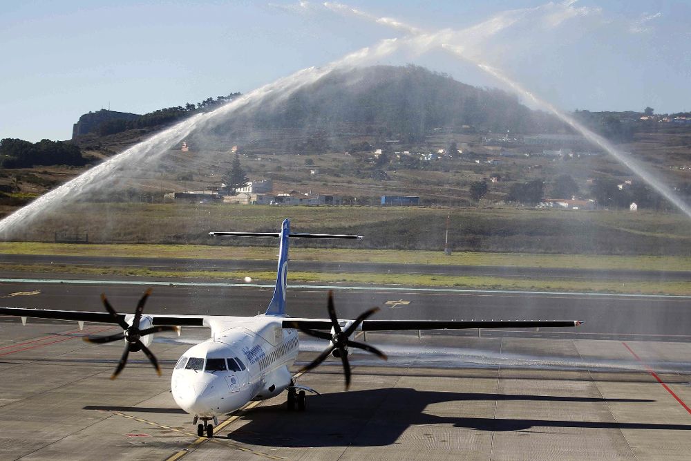 La compañía aérea Air Europa inauguró hoy los vueLos interinsulares con aviones ATR. A la inauguración asistió el presidente de la compañía, Juan José Hidalgo