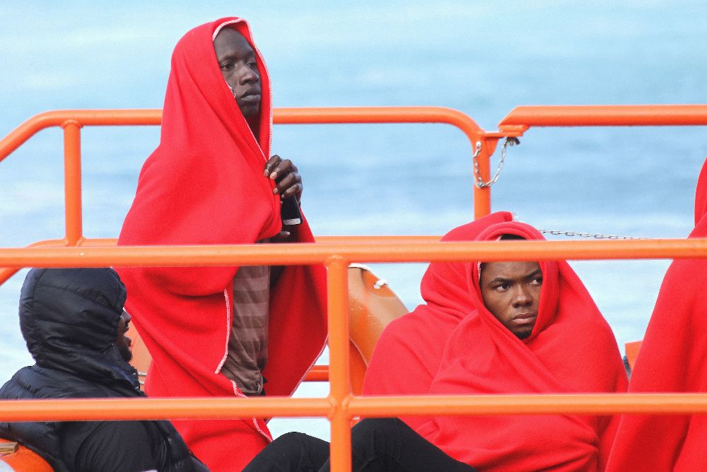 Trece inmigrantes de origen subsahariano rescatados el pasado sábado cuando intentaban alcanzar las costas españolas a bordo de dos pateras en aguas del Estrecho de Gibraltar.