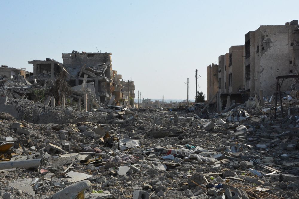 Ruinas de varios edificios en medio de la ciudad destruida de Al Raqa.