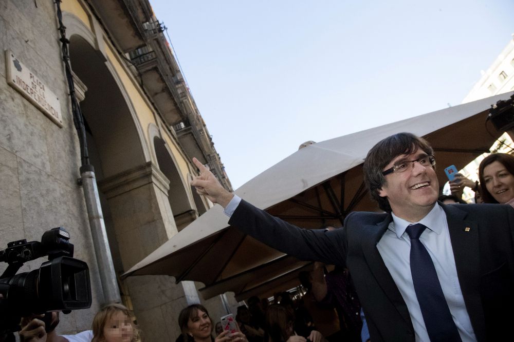 El presidente cesado de la Generalitat de Cataluña, Carles Puigdemont, a su salida de un restaurante de Girona , situado en la céntrica Plaza del Vi, el pasado día 28 de octubre.
