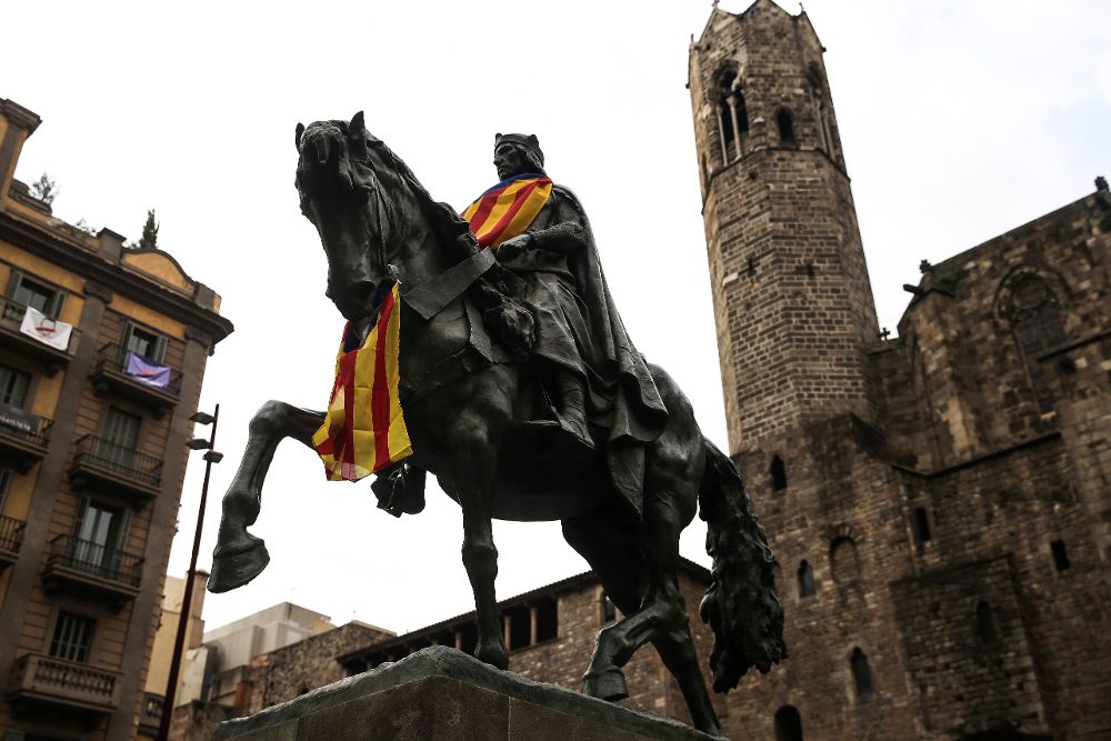 La escultura ecuestre de Ramón Berenguer, conde de Barcelona, obra de Josep de Llimona en 1880, apereció cubierta con una con una bandera estelada al día siguiente de la declaración de independencia aprobada por el Parlament.