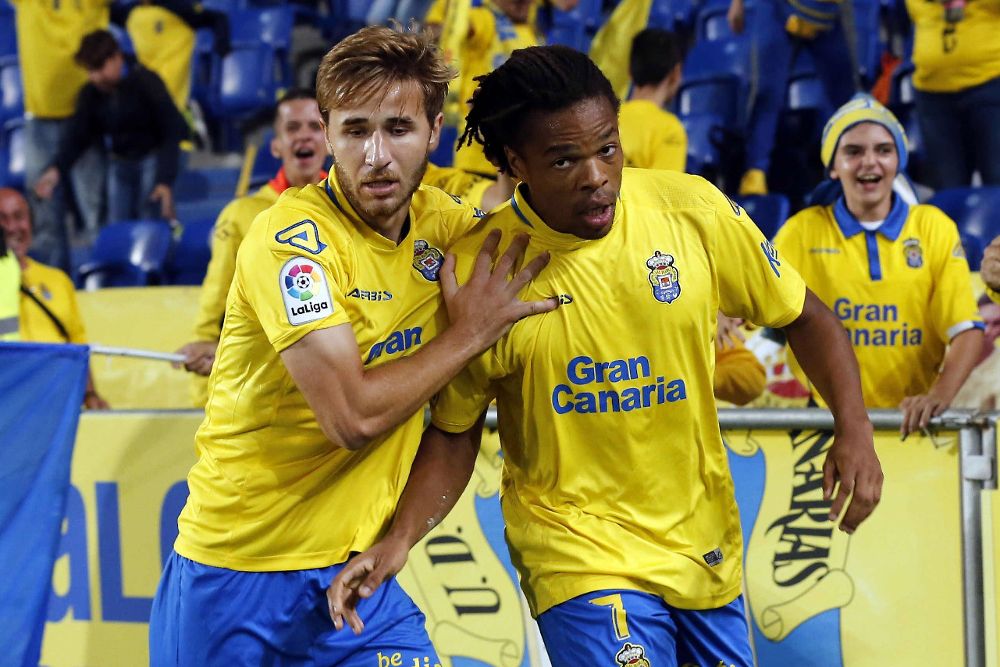 El delantero francés de UD Las Palmas Loïc Rémy (d) celebra con su compañero, SergiSamper el gol marcado ante el Deportivo.
