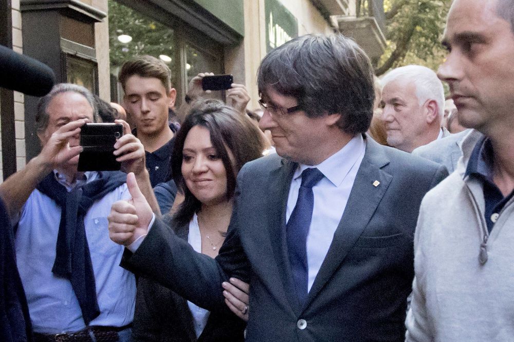 Carles Puigdemont (c), acompañado por su esposa, Marcela Topor.