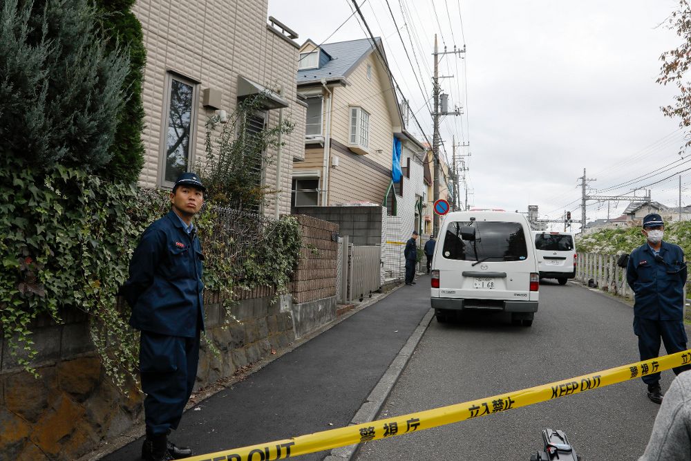 Investigadores policiales vigilan un edificio de departamentos hoy, martes, en Zama (Japón), donde vive el detenido.