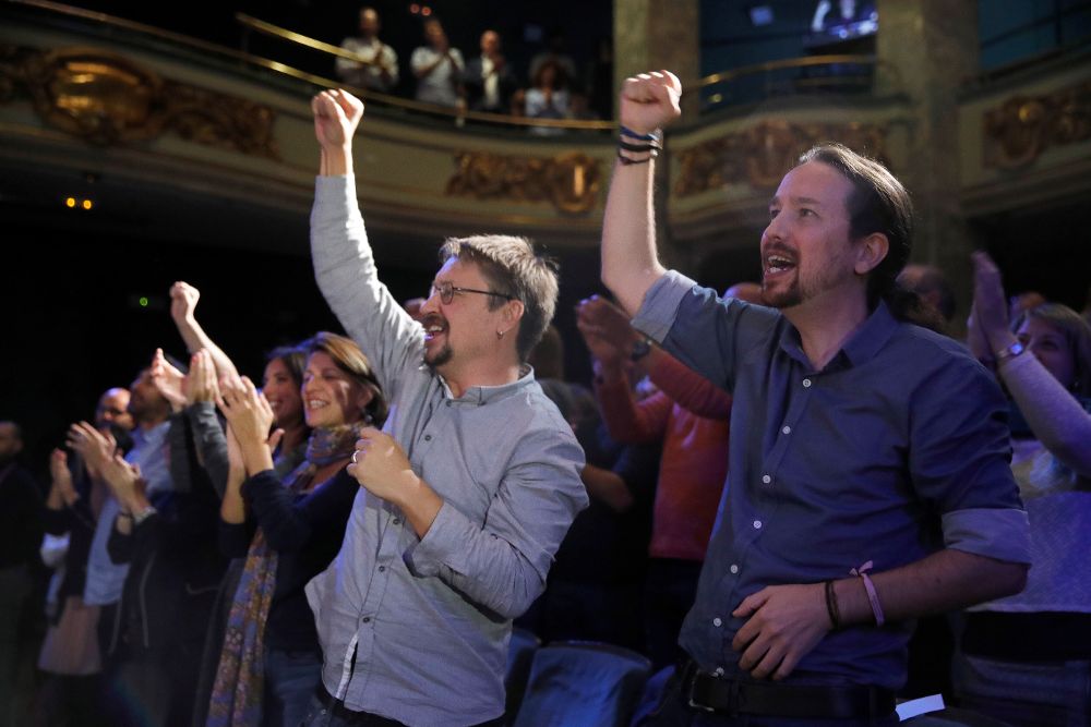 El secretario general de Podemos, Pablo Iglesias (d) y el portavoz de En Comú Podem en el Congreso, Xavier Domenech, ayer, en el Teatro del Círculo de Bellas Artes de Madrid.