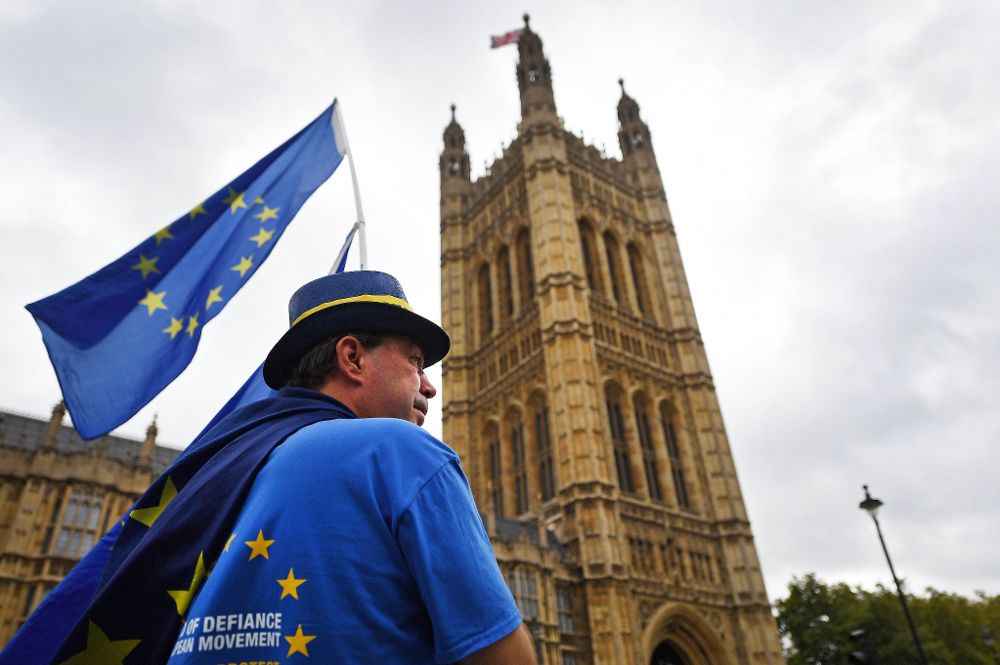 Un proeuropeista sostiene una bandera de la Unión Europea a las puertas del Parlamento británico en Londres.