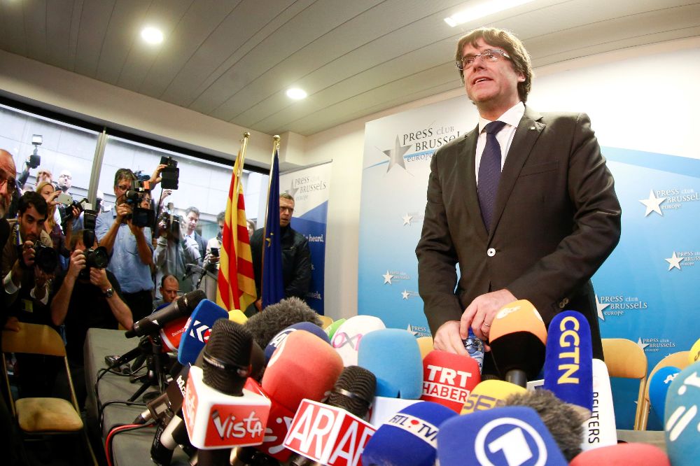 El expresidente de la Generalitat de Cataluña Carles Puigdemont posa en el interior del club de la prensa de Bruselas antes de comparecer ante los medios.