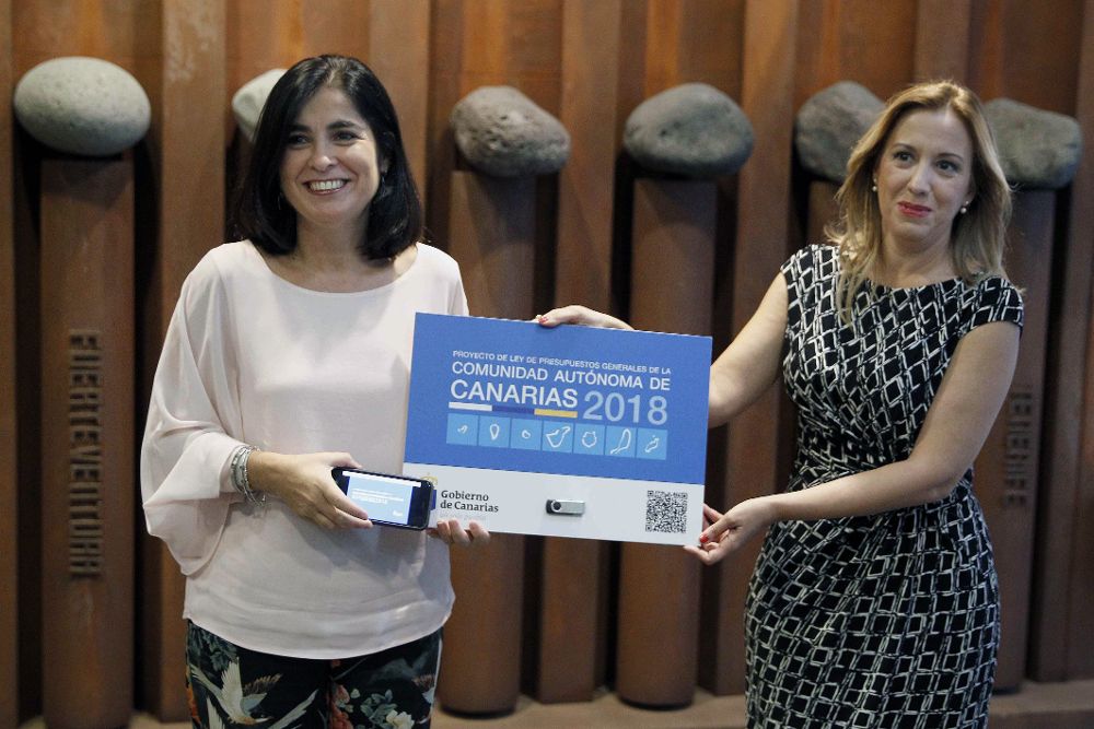 La consejera de Hacienda del Gobierno de Canarias, Rosa Dávila (d), entregó hoy a la presidenta del Parlamento de Canarias, Carolina Darias (i), el proyecto de Ley de Presupuestos Generales de la Comunidad Autónoma de Canarias para 2018.