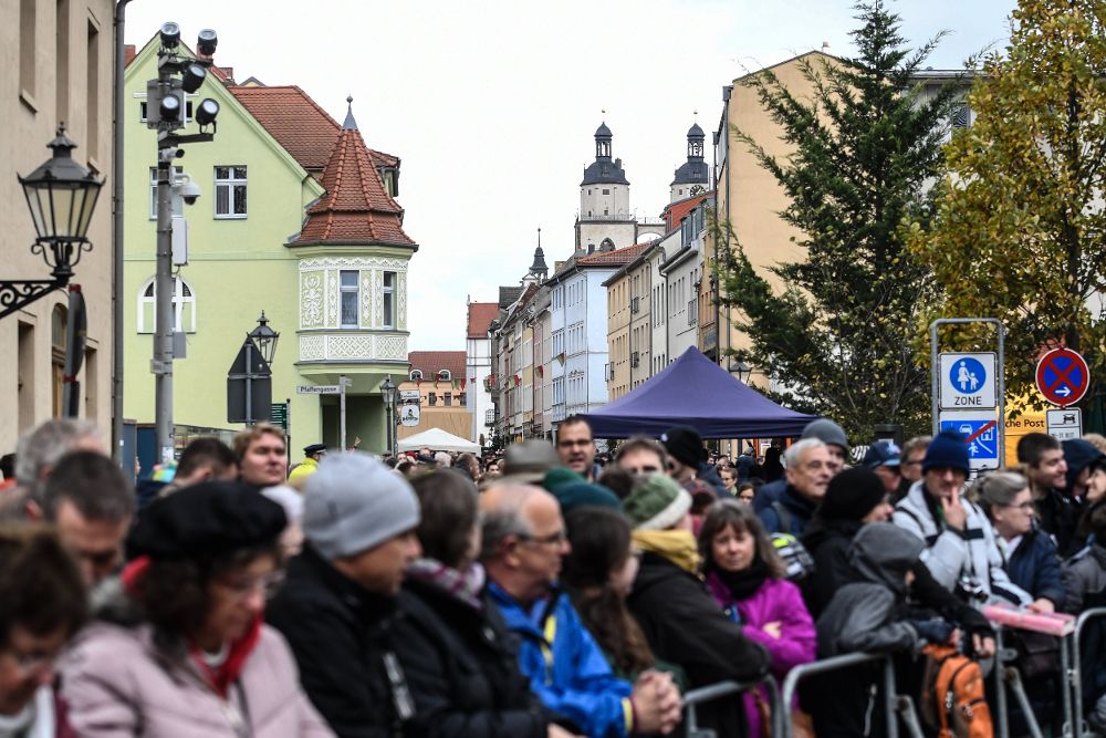 Varias personas se congregan frente a la Iglesia de Todos los Santos antes de las celebraciones del 500 aniversario de la Reforma Protestante en Wittenberg (Alemania).