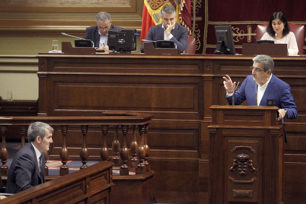 El diputado de Nueva Canarias Román Rodríguez durante una de sus intervenciones en el pleno del Parlamento.