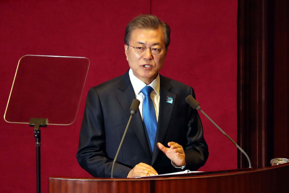 El presidente de Corea del Sur, Moon Jae-in, ofrece su segundo discurso sobre el estado de la nación en la Asamblea Nacional en Seúl, Corea del Sur, hoy, 1 de noviembre.