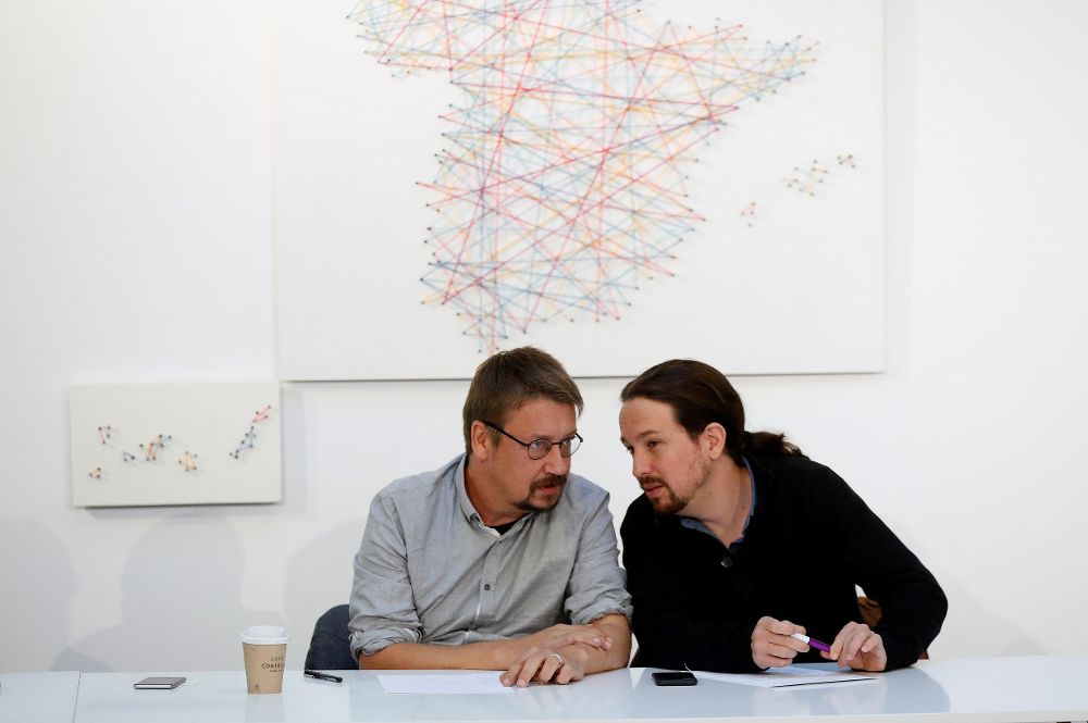 El líder de Podemos, Pablo Iglesias (d), y el portavoz de En Comú Podem, Xavier Domènech.