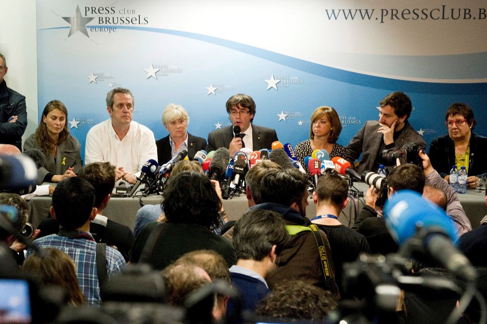 El expresidente de la Generalitat Carles Puigdemont (c), junto a varios exconsejeros de la Generalitat, ayer, en la ruede prensa que dio en Bruselas.