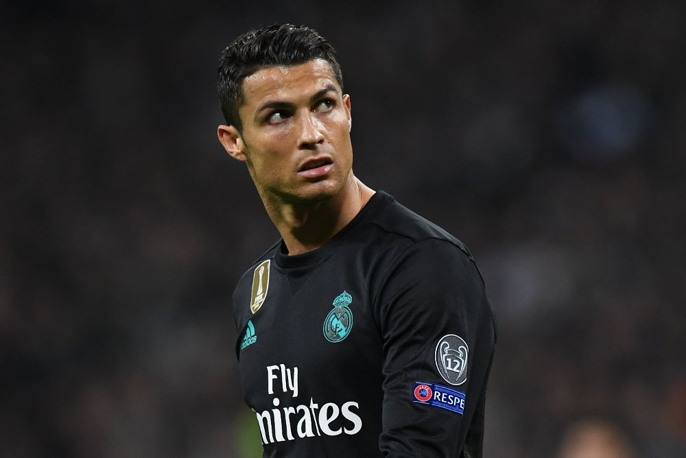El jugador Cristiano Ronaldo de Real Madrid reacciona luego de un gol del Tottenham hoy, miércoles 1 de noviembre de 2017, durante un partido entre Tottenham Hotspur y Real Madrid del grupo H de la Liga de Campeones, que se disputa en el estadio Wembley, en Londres (Reino Unido).