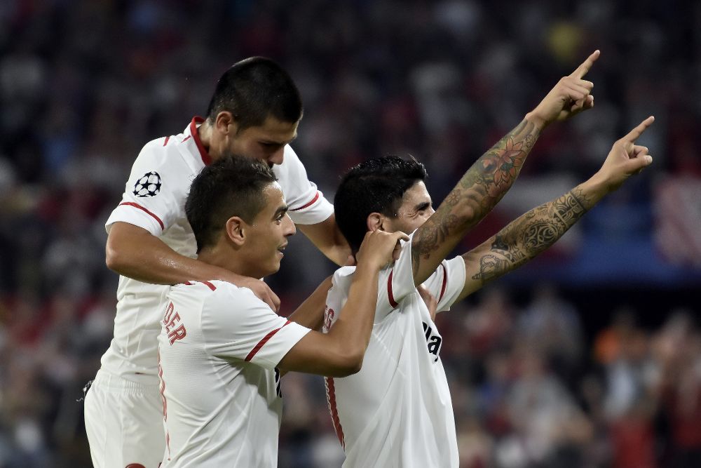 Los jugadores del Sevilla celebran el segundo gol del equipo sevillista durante el encuentro correspondiente a la fase de grupos de la Liga de Campeones que disputan esta noche frente al Spartak en el estadio Ramón Sánchez Pizjúan, en Sevilla.