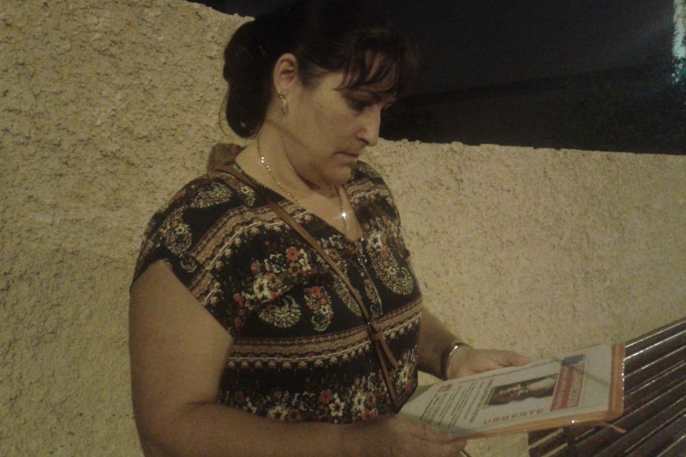 Pilar Dóniz, esposa de Carmelo, contempla el cartel de búsqueda de su marido.