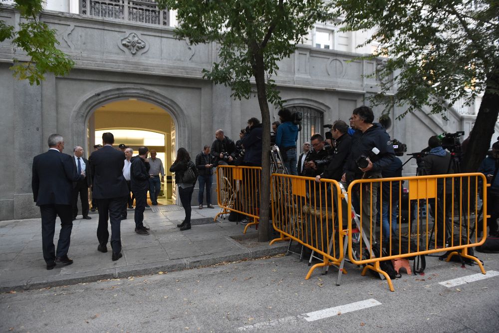 Numerosos periodistas esperan a la puerta del Tribunal Supremos la llegada de la presidenta del Parlament de Cataluña y los miembros de la Mesa de la Cámara.