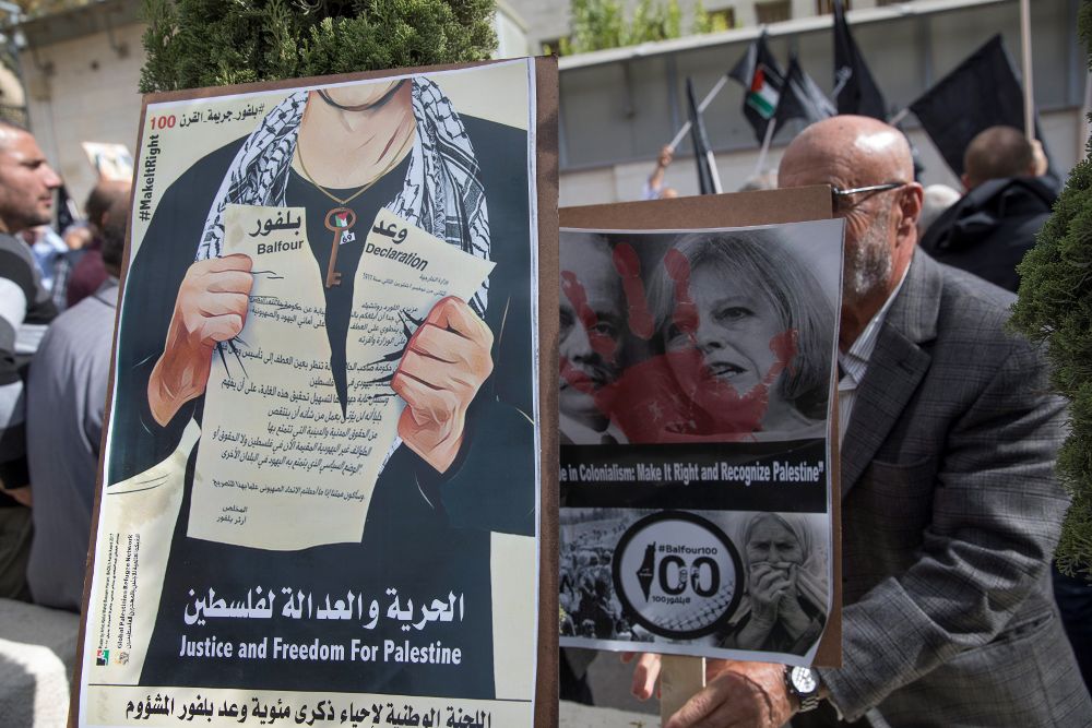 Varios palestinos protestan durante la conmemoración del centenario de la Declaración de Balfour, junto al consulado británico en Jerusalén.
