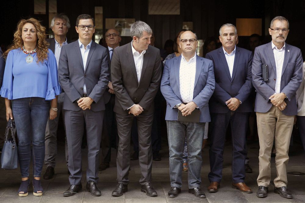 El presidente del Gobierno de Canarias, Fernando Clavijo (4º d), y algunos de sus consejeros de Gabinete, hoy, en el minuto de silencio.