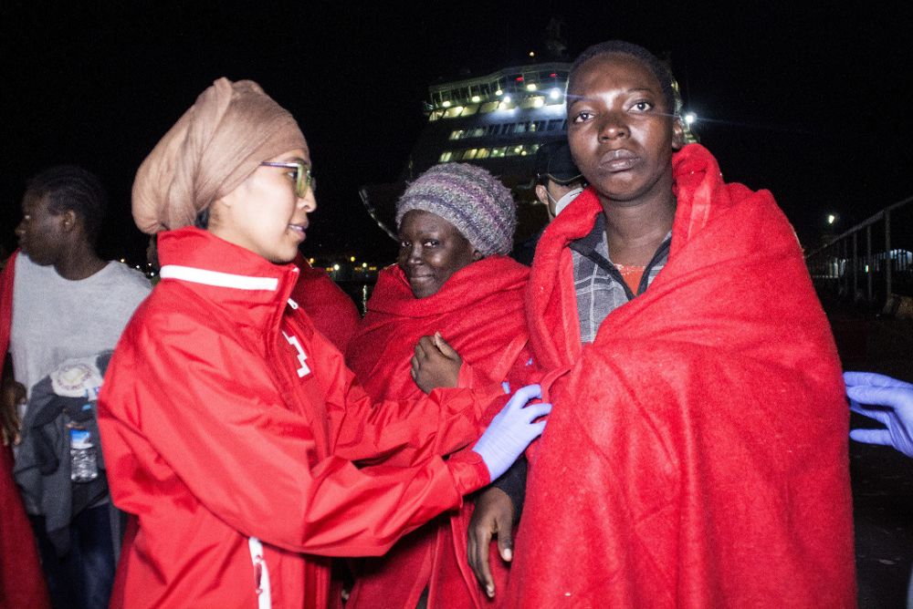 Otra patera, esta en el puerto de Motril con 73 inmigrantes, rescatados el pasado domingo. La llegada de estas embarcaciones al sur de la Península es incesante este año.