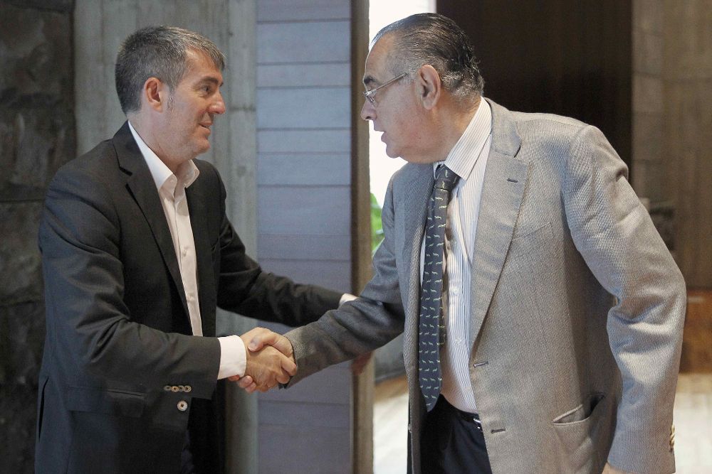 El presidente del Gobierno de Canarias, Fernando Clavijo (i), saluda al presidente de la CEOE, José Carlos Alberto.