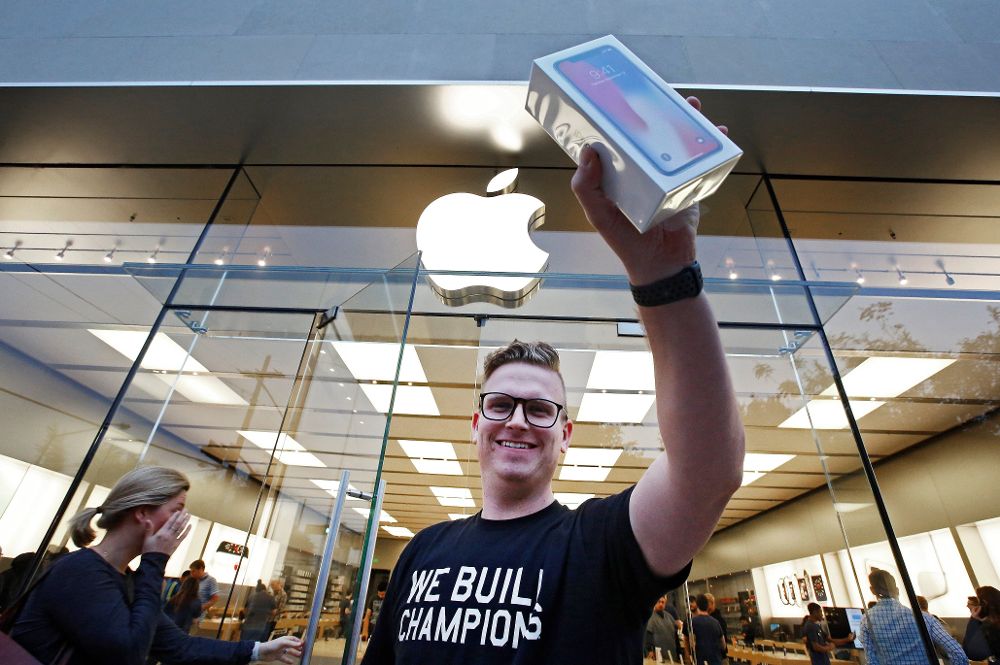 Un cliente abandona una tienda Apple con su nuevo iphone X en Dallas, Texas (Estados Unidos).