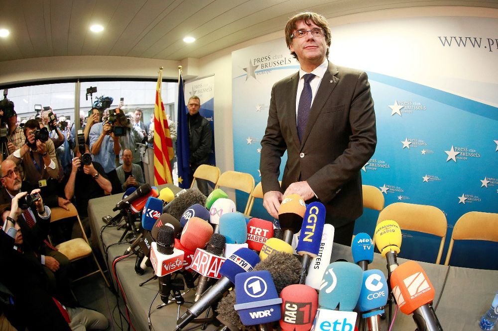 El expresidente de la Generalitat de Cataluña Carles Puigdemont posa en el interior del club de la prensa de Bruselas.