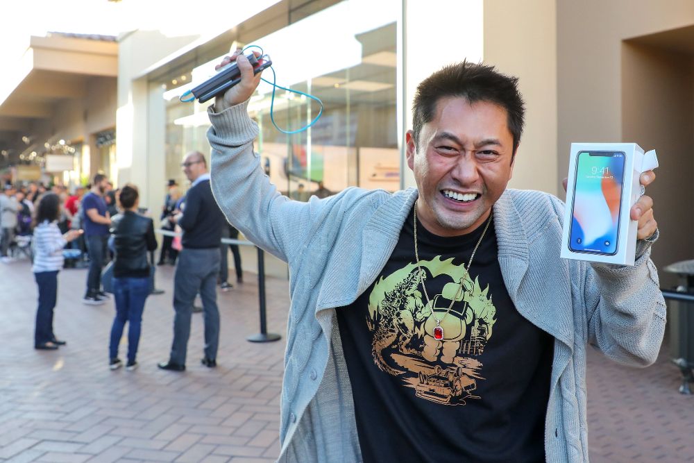 Victor Nguyen, sostiene su recién adquirido iPhone X, tras esperar toda la noche haciendo cola en Newport Beach, California, EEUU.