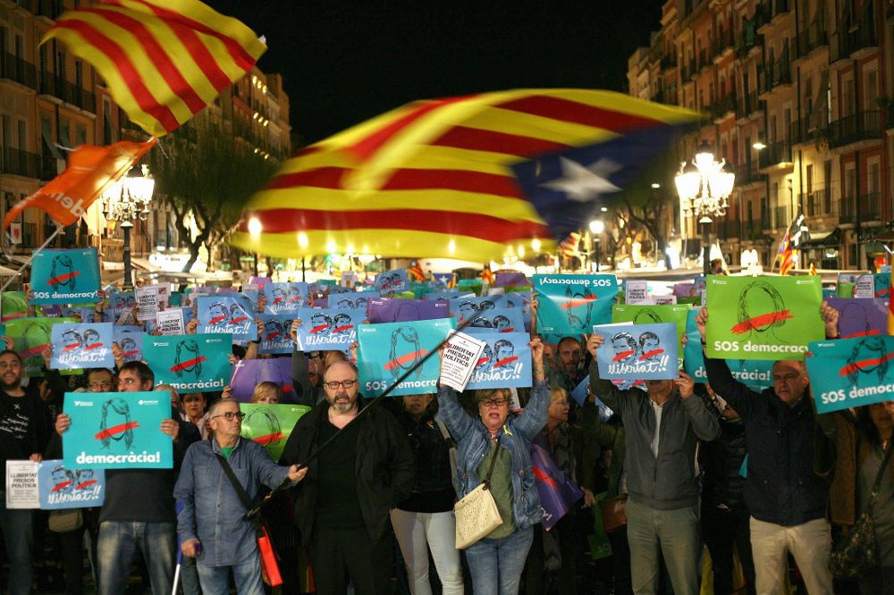 Concentración llevada a cabo en la plaza de la Font Tarragona, para reclamar la libertad de los exmiembros del Govern y de los presidentes de Òmnium Cultural y de la Asamblea Nacional Catalana (ANC), encarcelados por orden judicial.