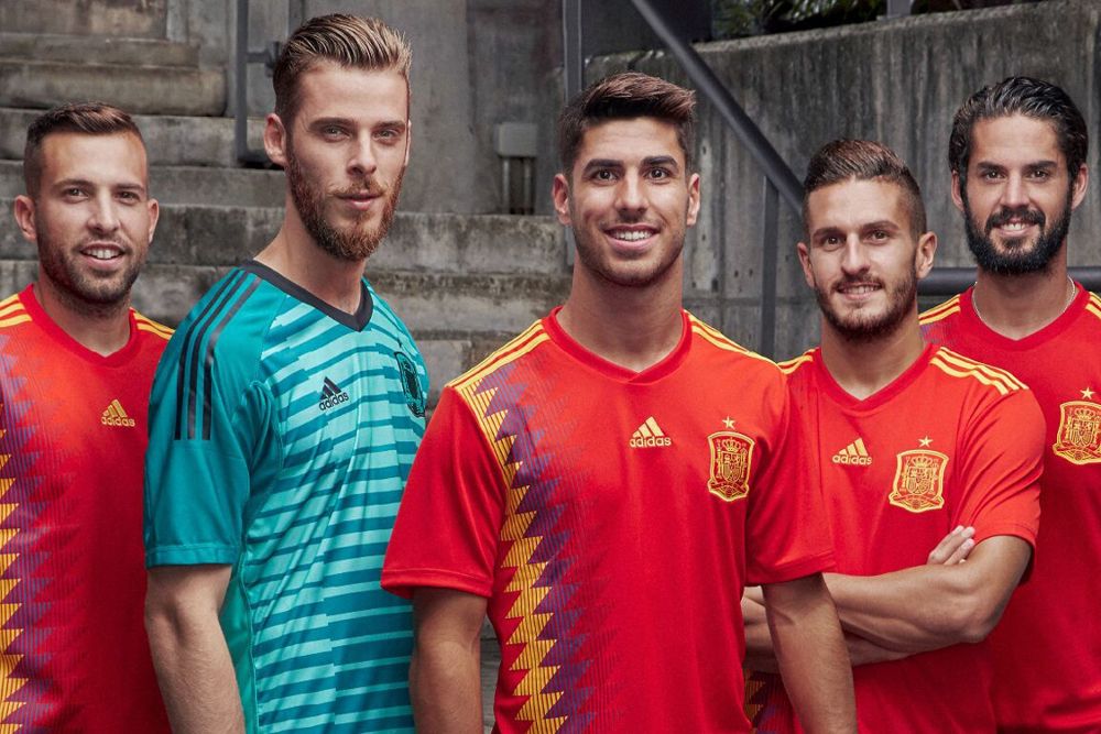 Fotografía facilitada por Adidas con la equipación que será utilizada por la selección española de fútbol en el Mundial de Rusia 2018.La nueva camiseta de la Selección Española rinde homenaje a una de sus camisetas más famosas, la utilizada en la Copa del Mundo de Estados Unidos en el año 1994.