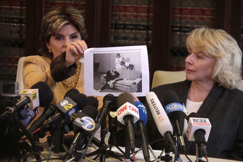 Attorney Gloria Allred (i) y Heather Kerr (d), dos de las actrices que denunciaron a Weinstein.