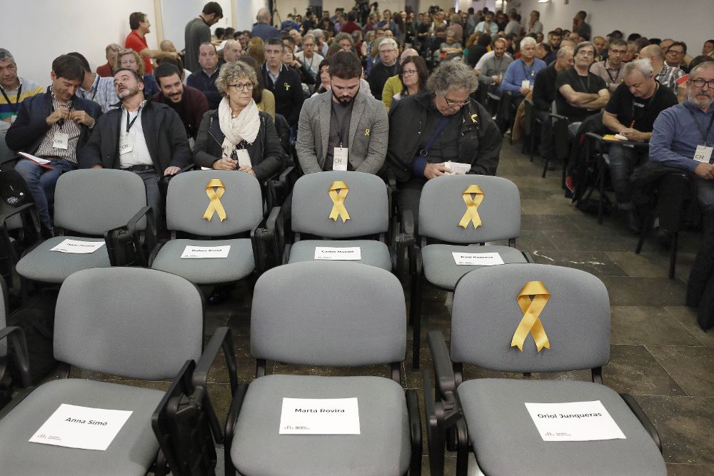 Lazos amarillos en las sillas vacías de los tres exconsellers y el vicepresidente del Govern de ERC, encarcelados.