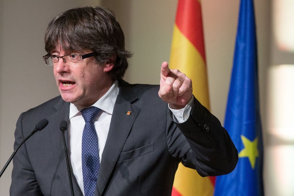 El expresidente de la Generalitat catalana Carles Puigdemont interviene durante el acto que 200 alcaldes independentistas han celebrado en Bruselas, Bélgica, el 7 de noviembre del 2017, para apoyar al cesado Gobierno catalán.