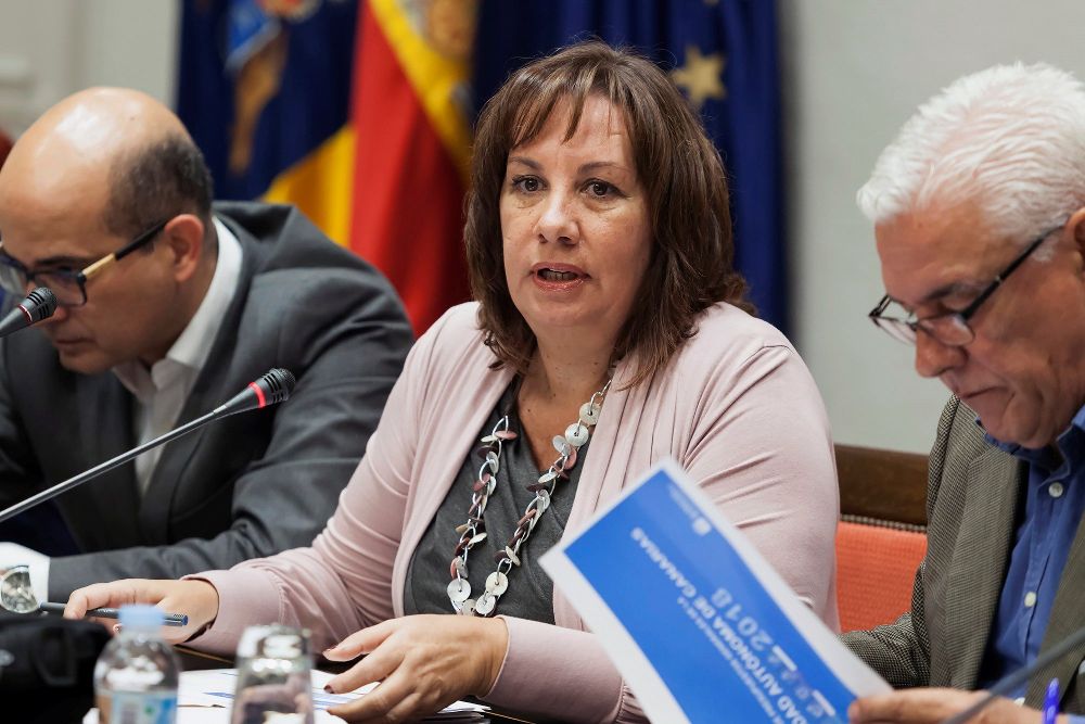 La consejera de de Educación y Universidades del Gobierno de Canarias, Soledad Monzón, compareció hoy en comisión parlamentaria para hablar del proyecto de ley de los Presupuestos Generales de la Comunidad Autónoma de Canarias para 2018.