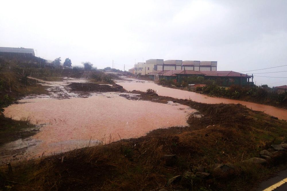 El municipio de la Villa de Garafía (La Palma) se ha visto afectado en las ultimas horas por lluvias intensas que ha provocado varios inundaciones, el corte de fluido eléctrico y la suspensión de las clases en el colegio público de Santa Domingo.