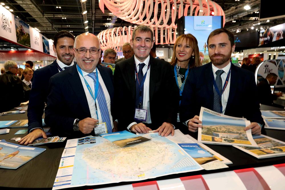 El presidente del Gobierno de Canarias, Fernando Clavijo (2d) y el consejero de Turismo, Isaac Castellano (i) durante la inauguración del pabellón de Canarias en la World Travel Market que se celebra el Londres.