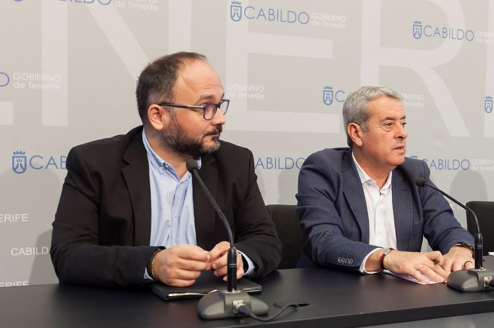 El vicepresidente del Cabildo de Tenerife, Aurelio Abreu (c) y el consejero de Medio Ambiente del Cabildo de Tenerife, José Antonio Valbuena.