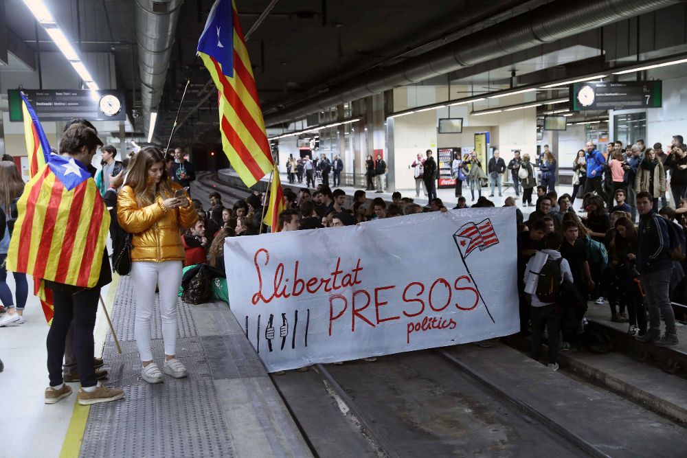 Manifestantes hoy, en la estación de Sants de Barcelona.