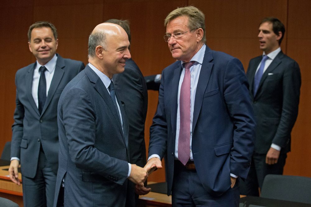 El comisario europeo de Asuntos Económicos, Pierre Moscovici (i) y su homólogo belga, Johan Van Overtveld (d).