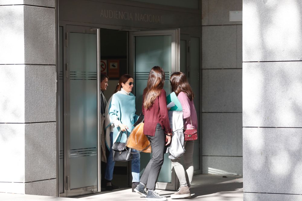 Familiares del expresidente de la Comunidad de Madrid, Ignacio González, a la salida de la Audiencia Nacional tras depositar la fianza.