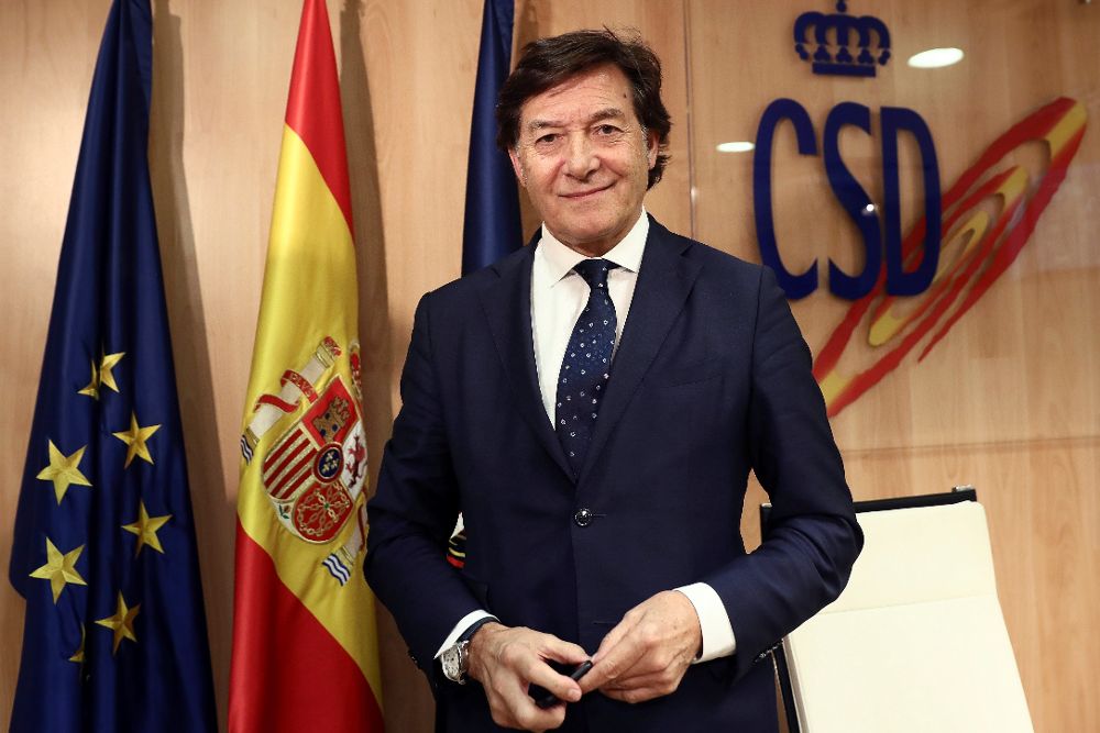 El presidente del CSD, José Ramón Lete (d), durante la presentación del equipo español de Halterofilia.